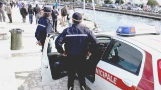 Inseguiti dai vigili in motogli ambulanti buttano la merce nel Burlamacca