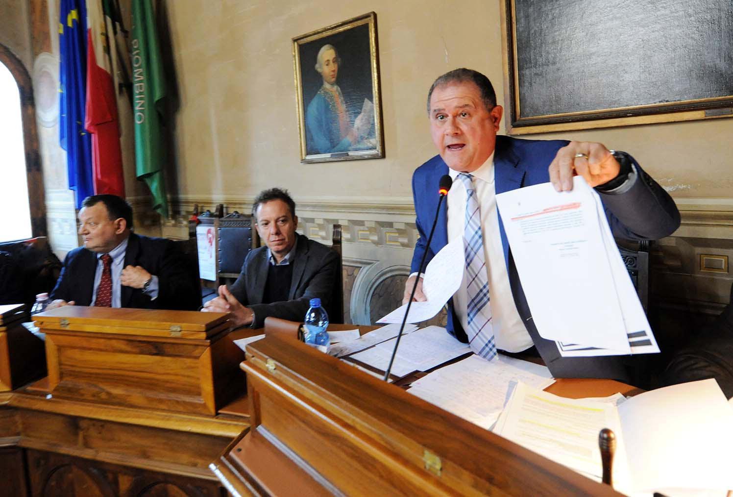 Il sindaco Giuliani e alla sua destra il vicesindaco Ferrini nel consiglio comunale di giovedì (PaBar)