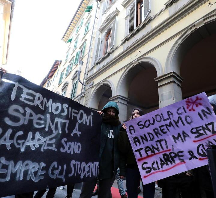 Lezioni al gelo da anni studenti in piazza col supporto del preside 