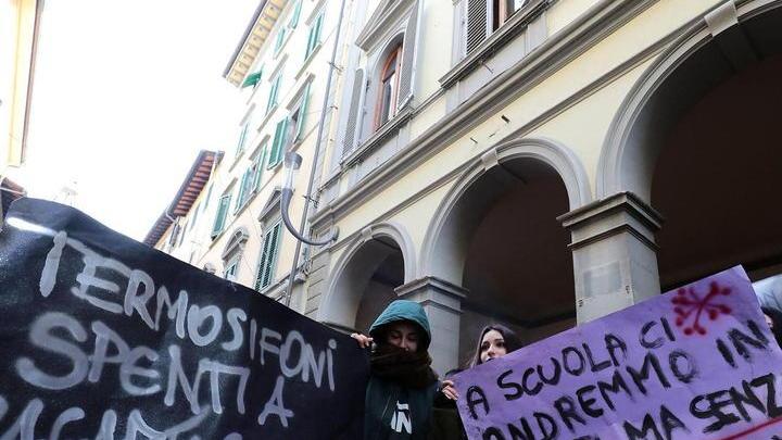 Lezioni al gelo da anni studenti in piazza col supporto del preside