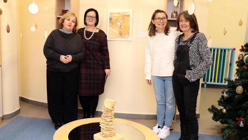 L’asilo nido diventa una galleria d’arte fatta di carta e legno