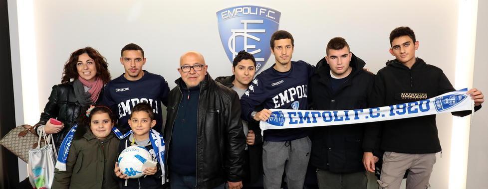 Il regista e Ucan con i tifosi allo Store