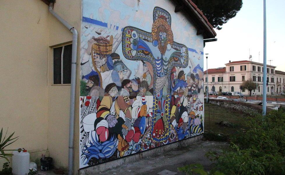 Il restauro del murales del Menghino che celebra la chiesa del prete operaio