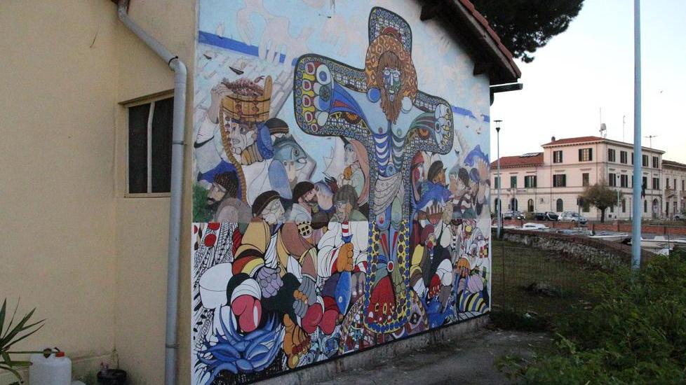 Il restauro del murales del Menghino che celebra la chiesa del prete operaio