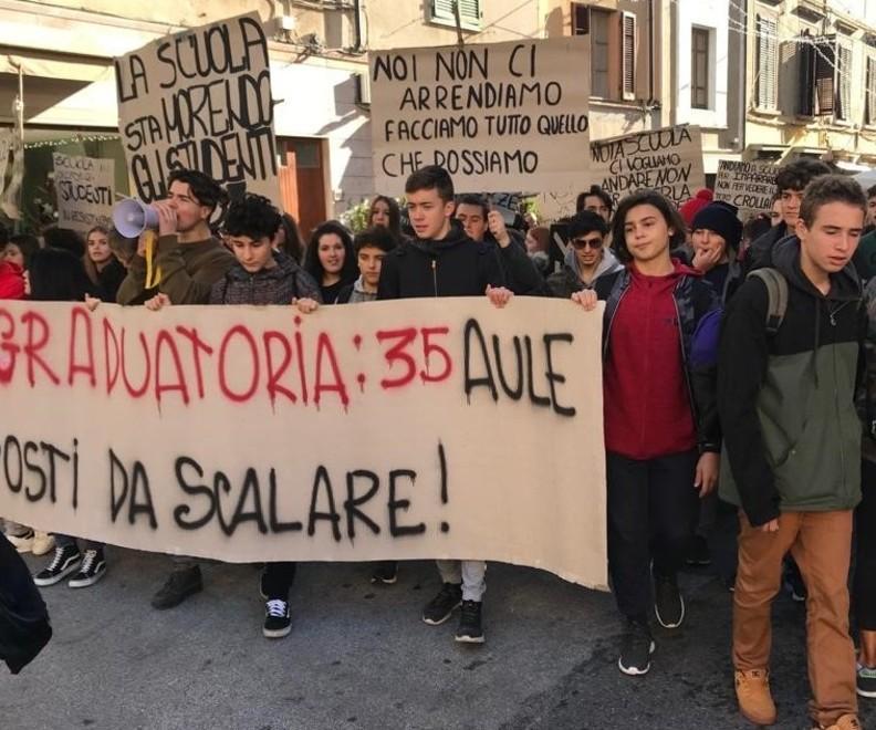 Oltre cento studenti sfilano in centro «Salvate le Stagi» 