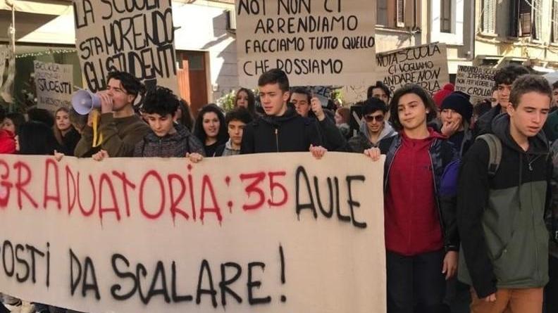 Oltre cento studenti sfilano in centro «Salvate le Stagi»
