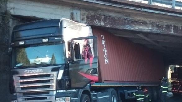 Tir si incastra sotto il ponte