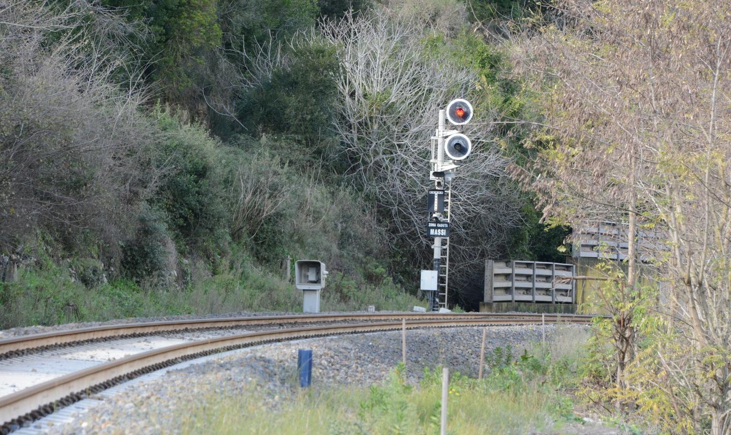 Frana blocca la linea ferroviaria, stop di tre ore a Scala di Giocca