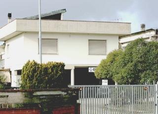 L’abitazione in cui furono trovati i corpi senza vita dei coniugi Giori