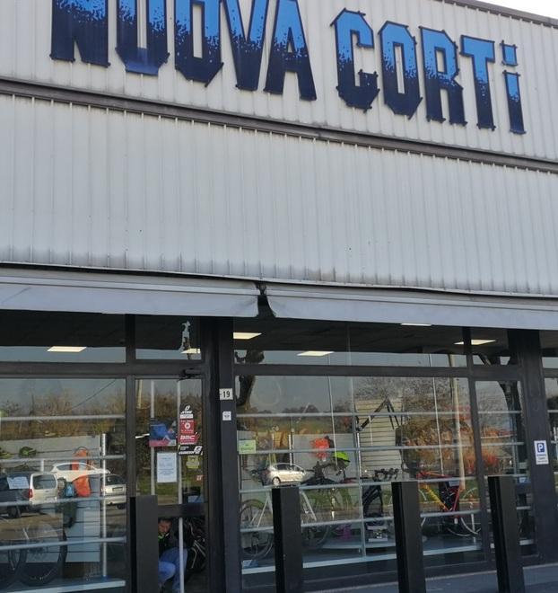 Nuova Corti, un palo contro la vetrata ma il colpo fallisce 