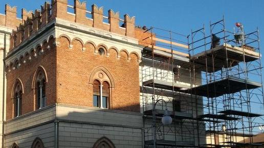 Precipita da tetto del municipio: muore operaio 55enne di Mirandola