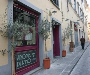 Razzismo, quattro skinhead picchiano un venditore di rose