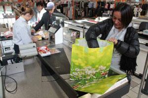 Ipercoop, addio al sacchettoè l'era dei "bustoni" da riciclare