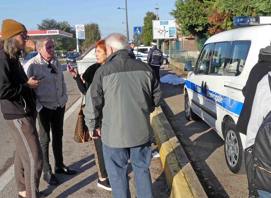 Tampona un’auto davanti casa Muore d’infarto sulla strada 