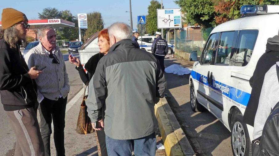 Tampona un’auto davanti casa Muore d’infarto sulla strada