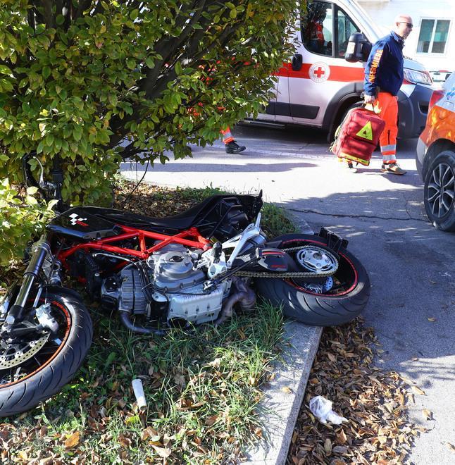 Motociclista contro l’auto che stava svoltando 