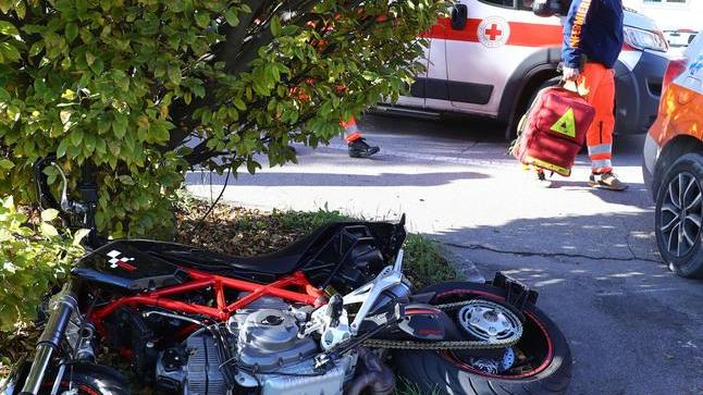 Motociclista contro l’auto che stava svoltando