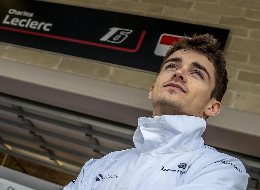  Leclerc vola con la Ferrari