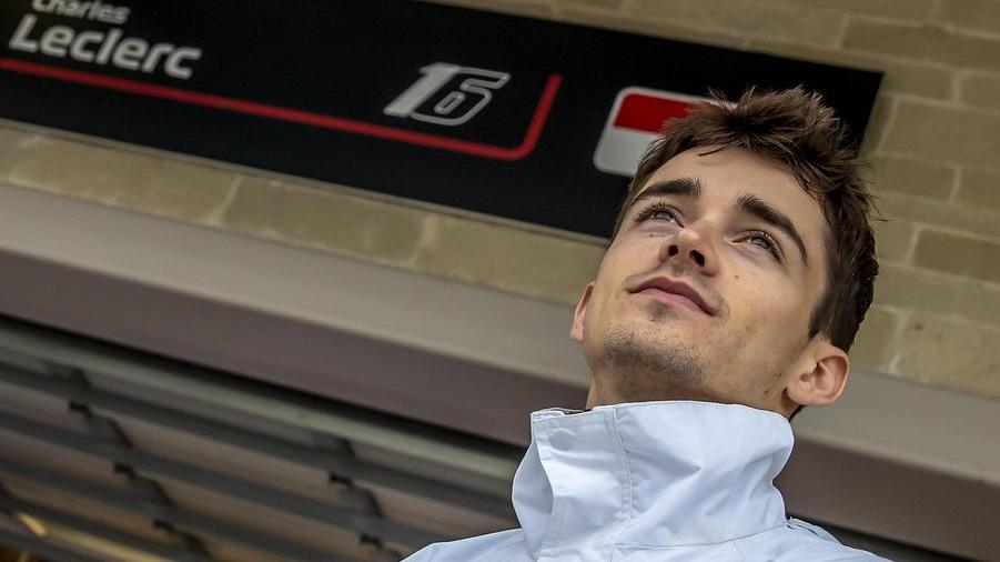 Leclerc vola con la Ferrari