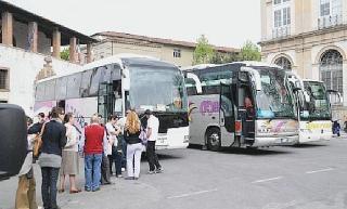 Un gruppo di bus turistici in centro