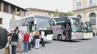 Un gruppo di bus turistici in centro