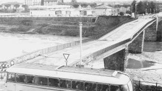 A destra il ponte sull’Arno tra Empoli e Spicchio chiuso nel novembre del 1966 perché uno dei piloni aveva ceduto sotto la furia del fiume. Sopra una immagine storica di 33 anni fa di Fucecchio sott’acqua