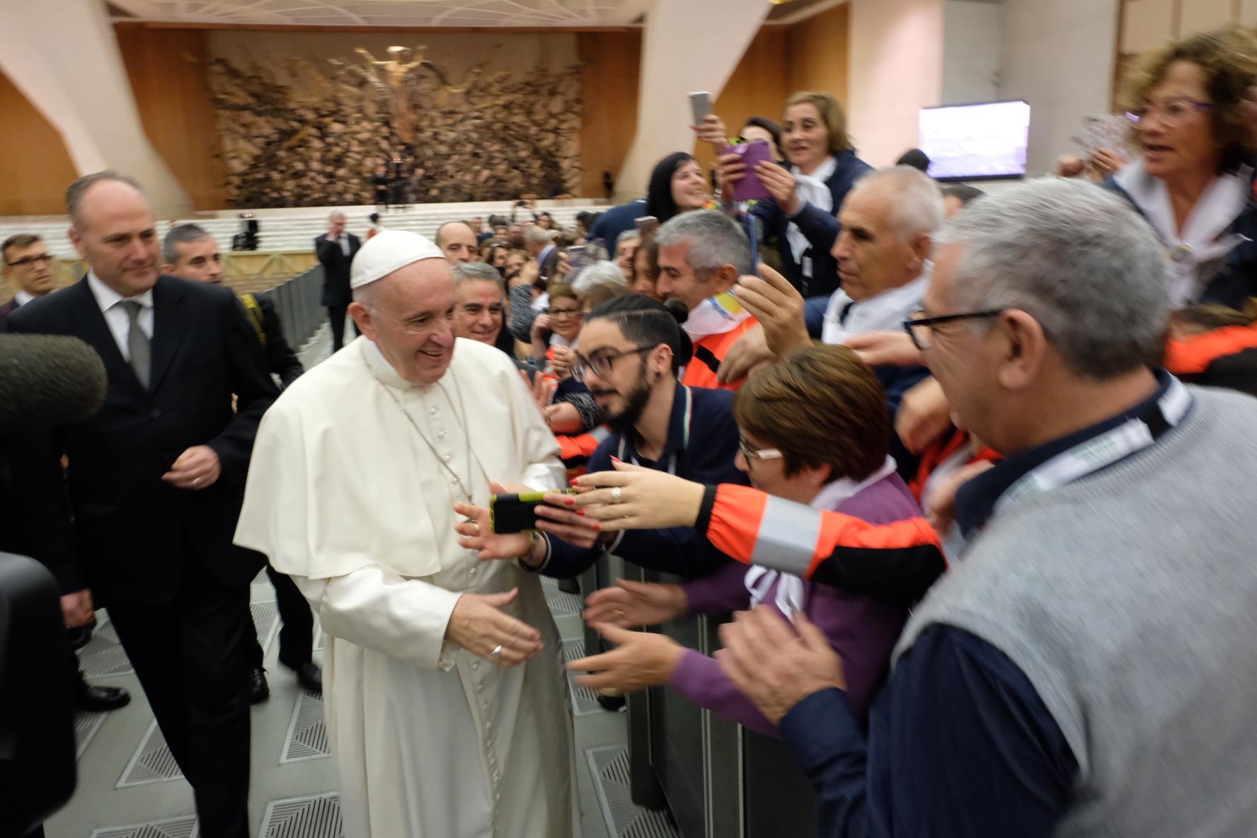 Papa Francesco all'incontro con i volontari sardi (foto Rosas)