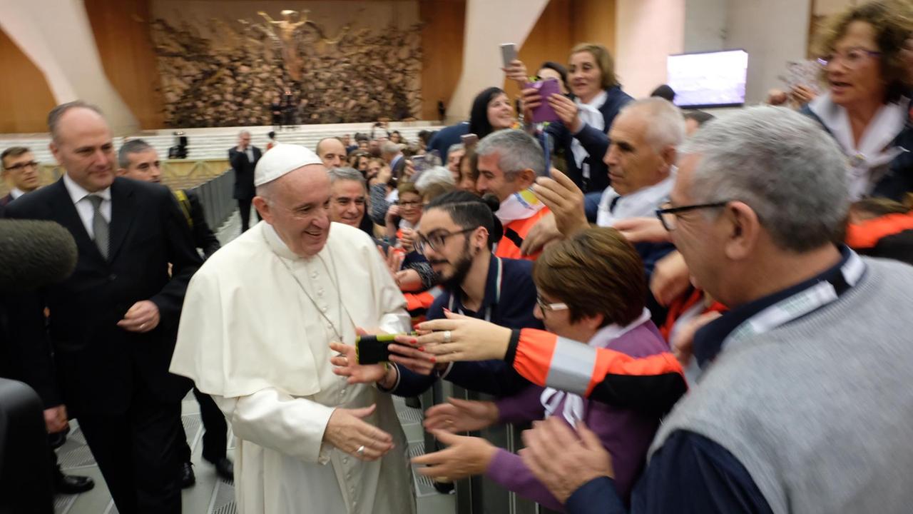 Papa Francesco all'incontro con i volontari sardi (foto Rosas)