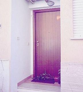 <strong>INGRESSO </strong>L’entrata della casa in via Menotti Accanto gli oggetti sequestrati dalla Polizia