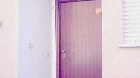 <strong>INGRESSO </strong>L’entrata della casa in via Menotti Accanto gli oggetti sequestrati dalla Polizia