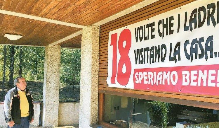 Cesare Baldetti davanti allo striscione anti-ladri piazzato sulla facciata della casa di Orentano visitata dai ladri 18 anni in alcuni decenni