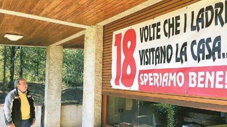 Cesare Baldetti davanti allo striscione anti-ladri piazzato sulla facciata della casa di Orentano visitata dai ladri 18 anni in alcuni decenni
