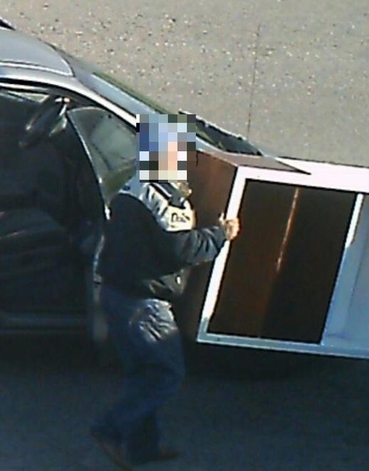 Uno dei furbetti colto sul fatto dalla telecamera mentre butta un mobile