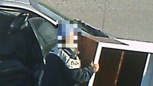 Uno dei furbetti colto sul fatto dalla telecamera mentre butta un mobile
