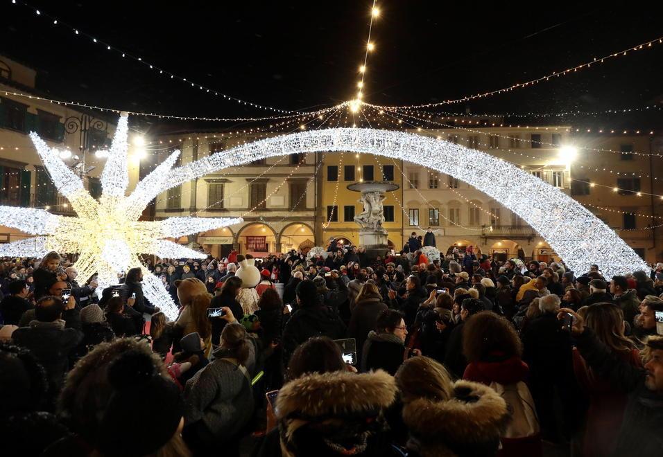 La stella cometa di piazza Farinata degli Uberti (Foto Agenzia Carlo Sestini)