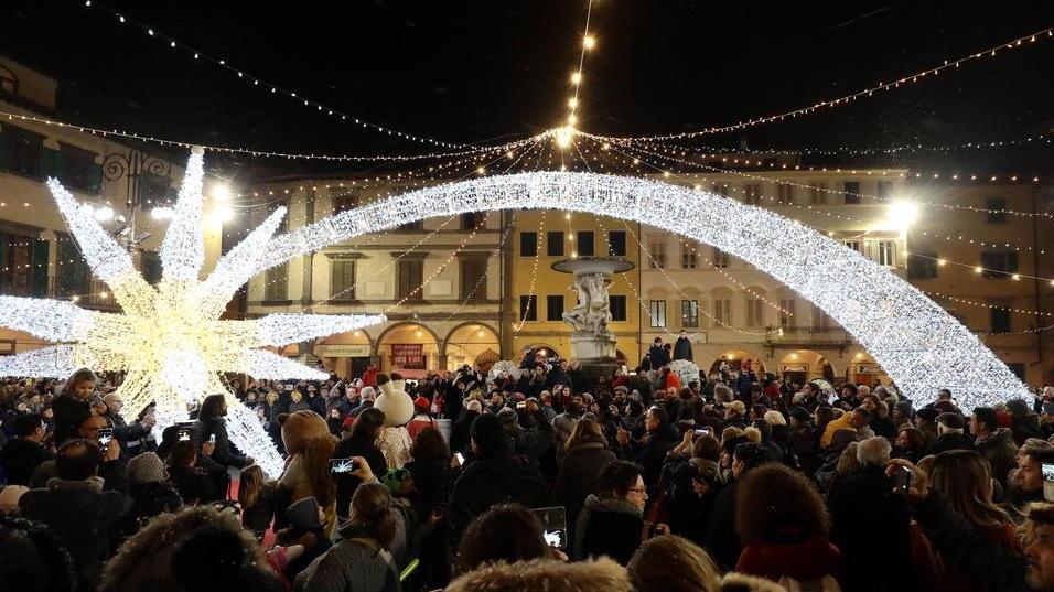 La stella cometa di piazza Farinata degli Uberti (Foto Agenzia Carlo Sestini)