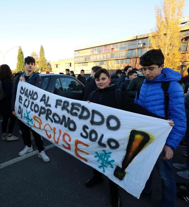 Striscioni con slogan e ragazzi col megafono 