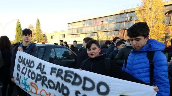 Striscioni con slogan e ragazzi col megafono