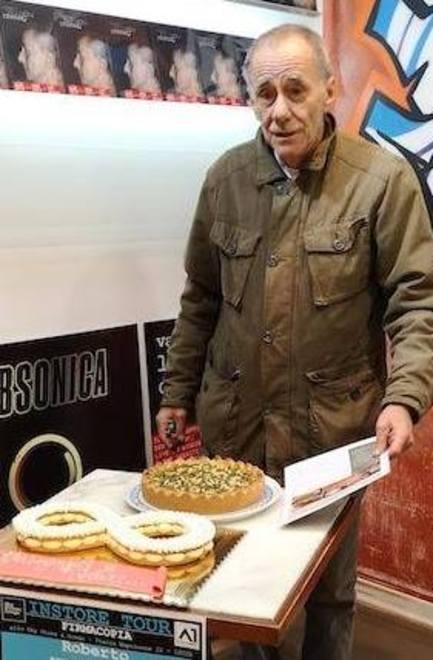 La “lezione” ai fan in piazza Grande del professor Roberto Vecchioni 