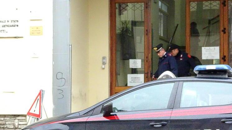 Sedia vola giù da una finestra del secondo piano del Pacinotti