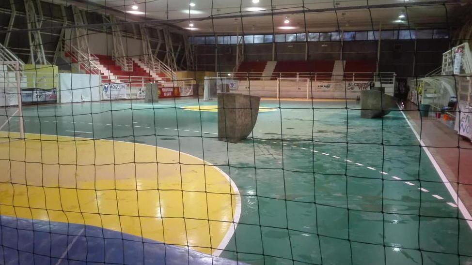 Acqua e fango nel palazzetto Società disperate, Pd all’attacco