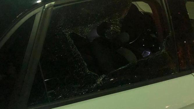 Spaccano i finestrini e portano via un borsello