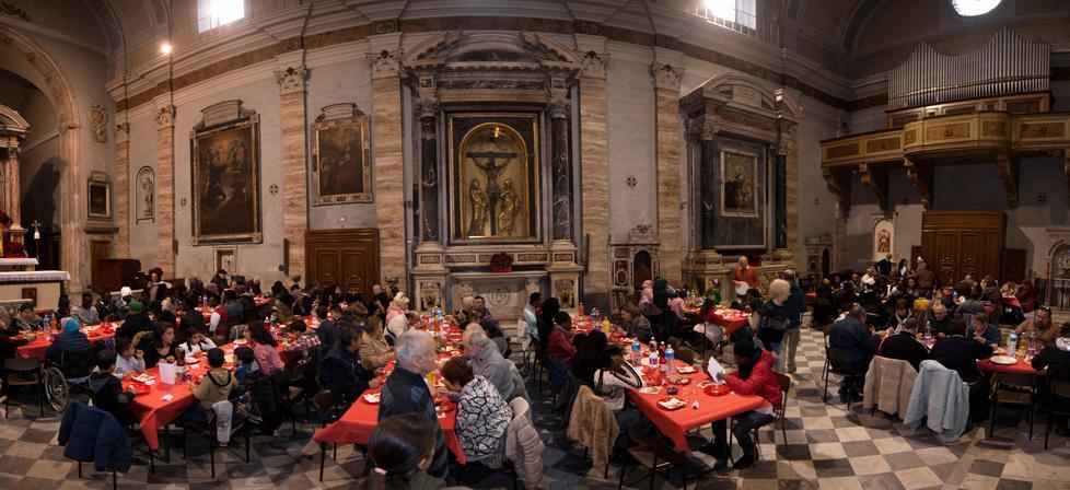 Il Natale di Sant’Egidio abbraccia i poveri tra grande tavolata, regali e le luci della festa 