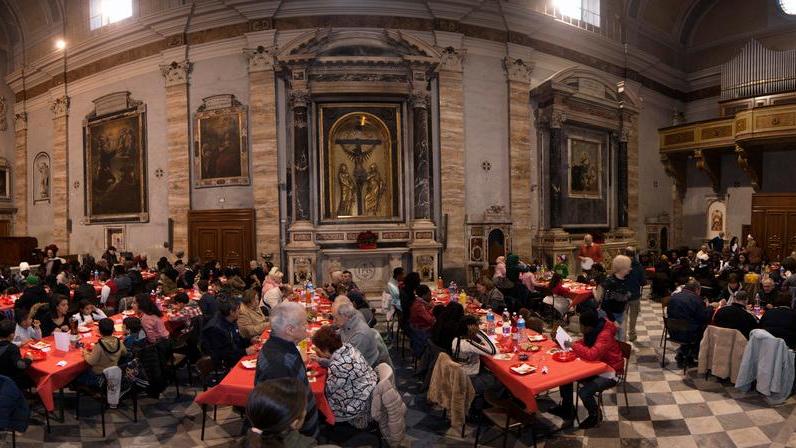 Il Natale di Sant’Egidio abbraccia i poveri tra grande tavolata, regali e le luci della festa