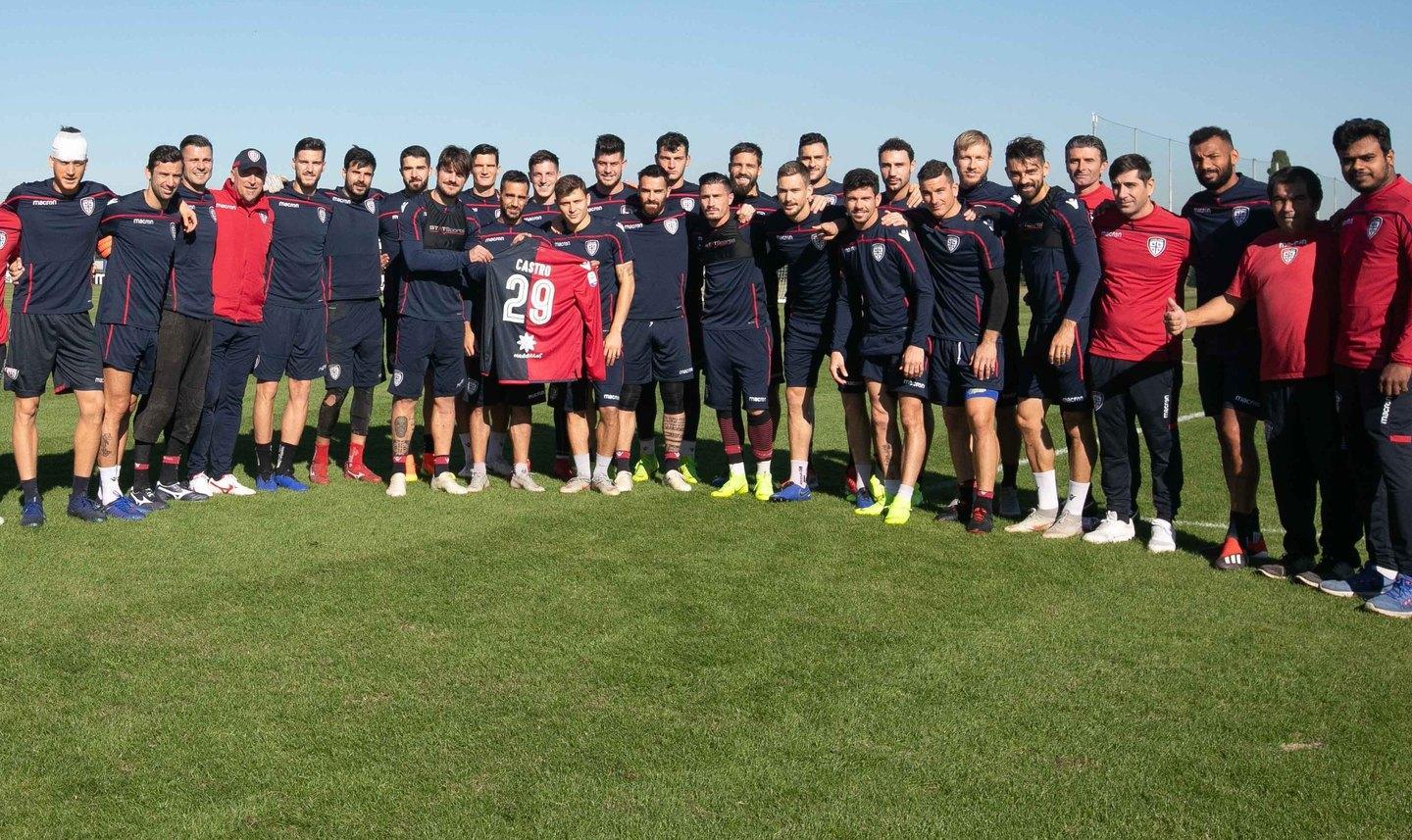 I rossoblù schierati con la maglia di Lucas Castro