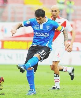 Il centravanti azzurro Luca Saudati mentre ci prova con il sinistro