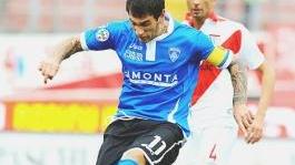 Il centravanti azzurro Luca Saudati mentre ci prova con il sinistro