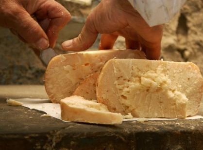 Dal Medioevo fino ad oggi Dalla fossa risale il formaggio 