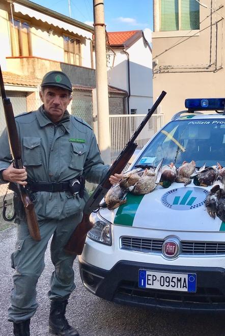 Agenti in canoa contro i cacciatori di frodo