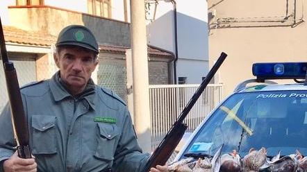 Agenti in canoa contro i cacciatori di frodo